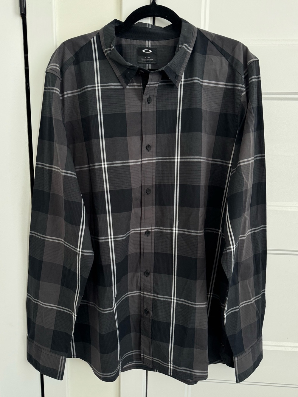Oakley Local Long Sleeve Woven Men’s Plaid Button Down Casual Shirt in Blackout
